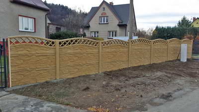 Betonový plot - pískovec